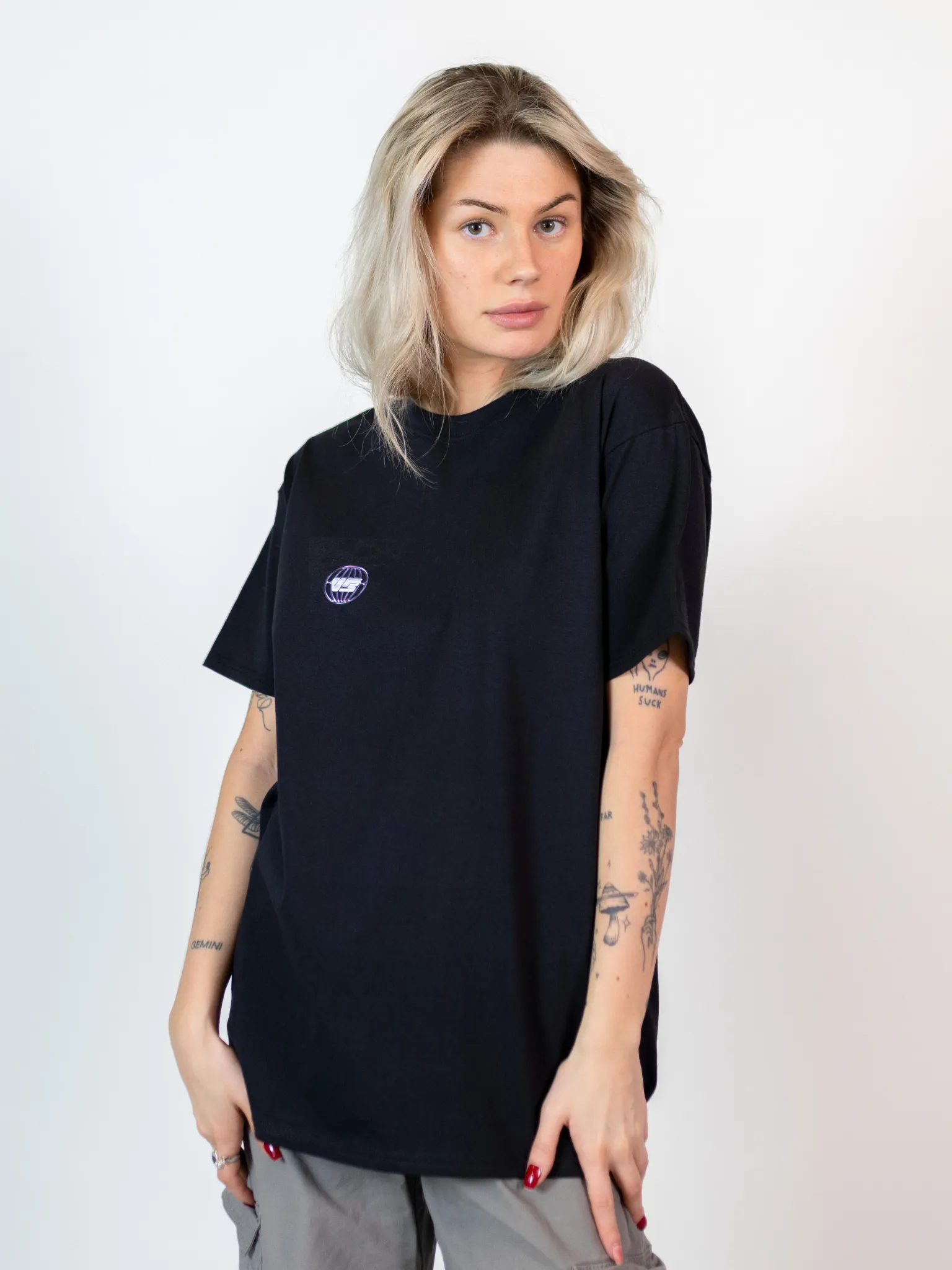 GLOBE TEE - SVART